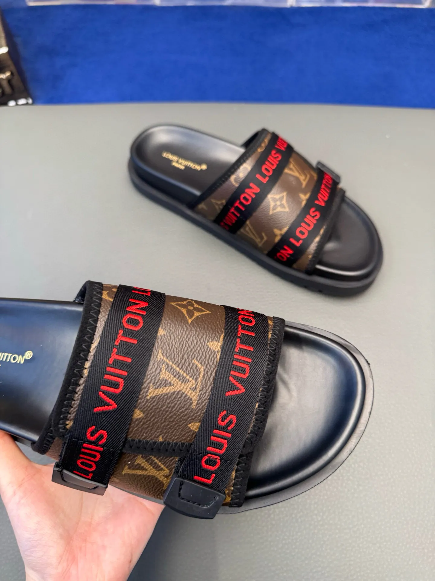 [L Home] P: 340💰Size: 38-45 Top purchasing lv men's summer slippers, classic presbyopia with soft real leather lining, unique color splicing effect, distinctive personality, fashionable and trendy essential style, light and comfortable. Lightweight and tough rubber insole, micro ridged foam outsole, super comfortable!